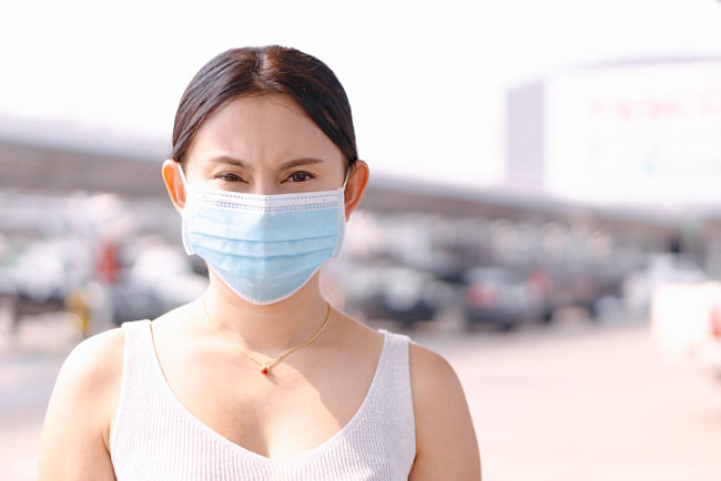 Souvislost mezi znečištěním ovzduší a citlivostí na koronavirus zatím není jistá